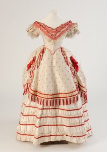 Robe de soirée en soie tissée blanche et corail rouge, 1870